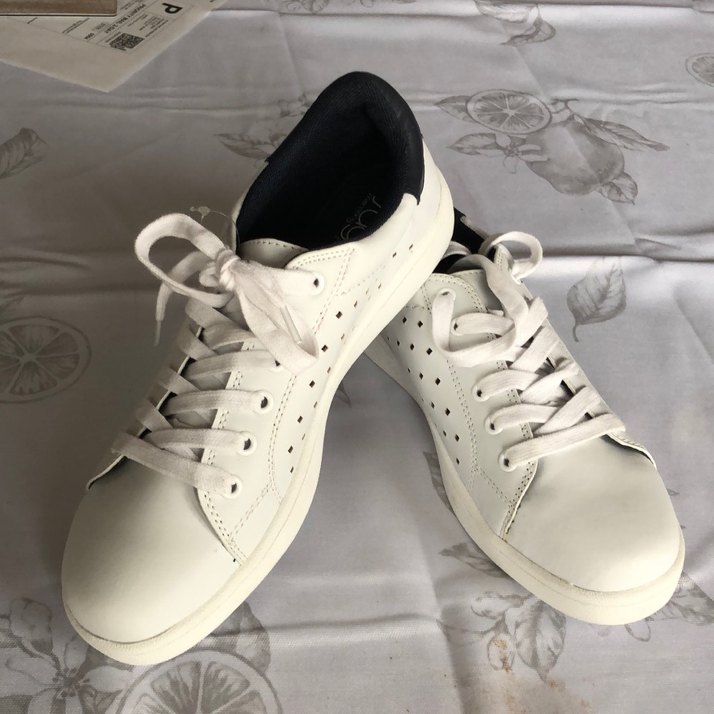 Very comfy white gym shoes